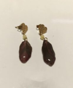 Το ατσάλινο επιχρυσωμένο καρφί προσφέρει άνεση, ανθεκτικότητα και μια λεπτή χρυσή λάμψη που αναδεικνύει υπέροχα τις αποχρώσεις των φύλλων. Ιδανικό για όσες αγαπούν κοσμήματα με φυσικό χαρακτήρα και μοντέρνα κομψότητα.